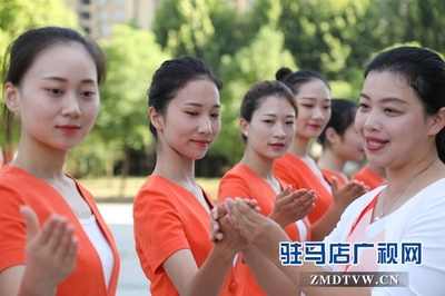 第二十一届“中国农加工洽谈会”政务讲解员集体换装亮相，礼仪服务再升级