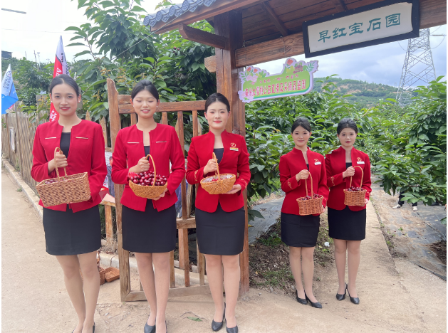 产业助力 龙马先行——旅游学院“龙马”会务队以专业礼仪服务赋能产销会