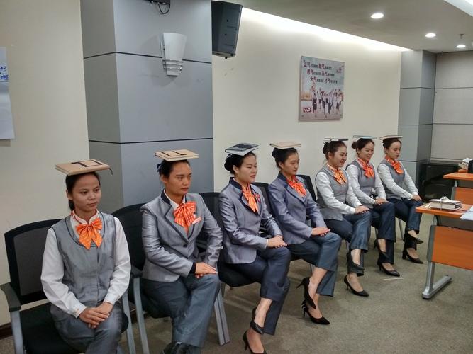 门店服务人员标准礼仪动作